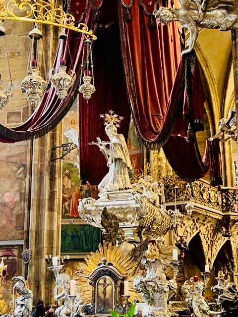 St Vitus Castle - Statue